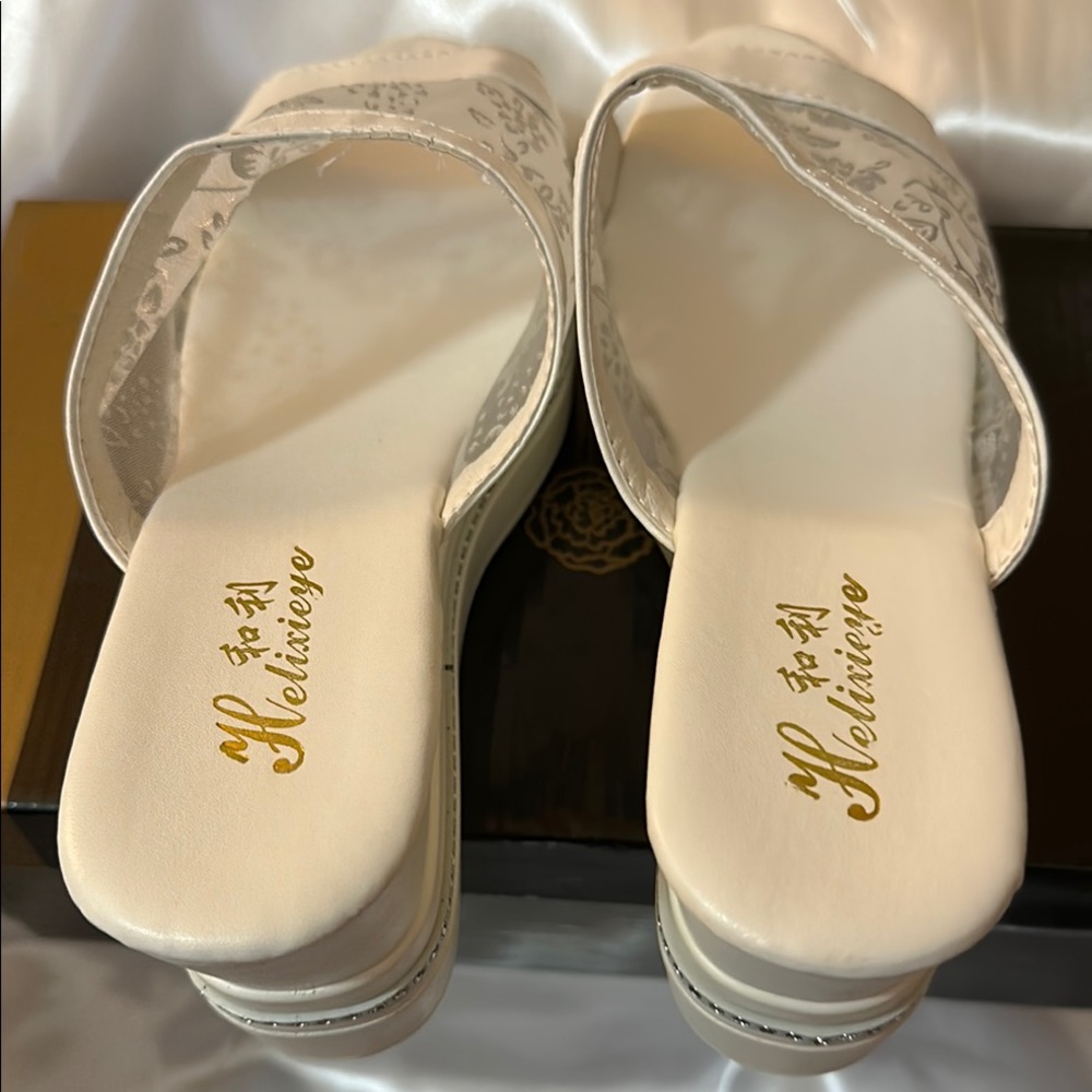 WHITE PLATFORM Sandals great to wear for casual or special occasions! - Picture 7 of 9